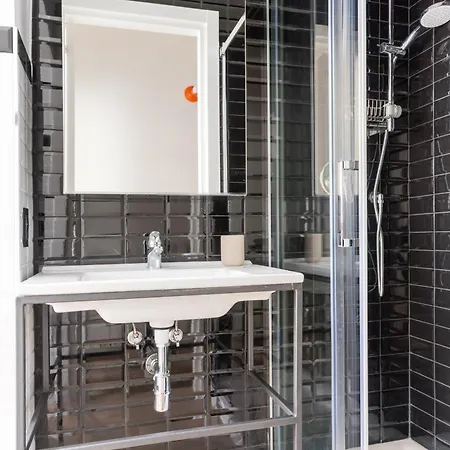 Just Here - Nina Apartman *