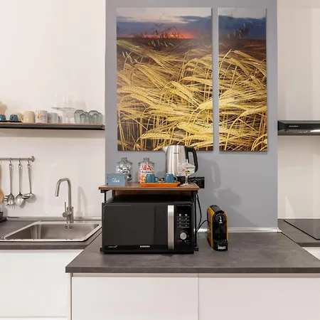 Just Here - Nina Apartman *